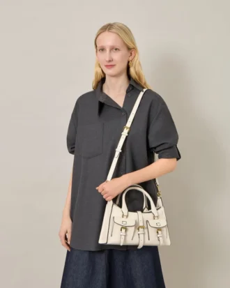 Kleine Roxanne aus hochglänzendem Eierschalenleder für Damen Kleine Roxanne aus hochglänzendem Eierschalenleder für Damen