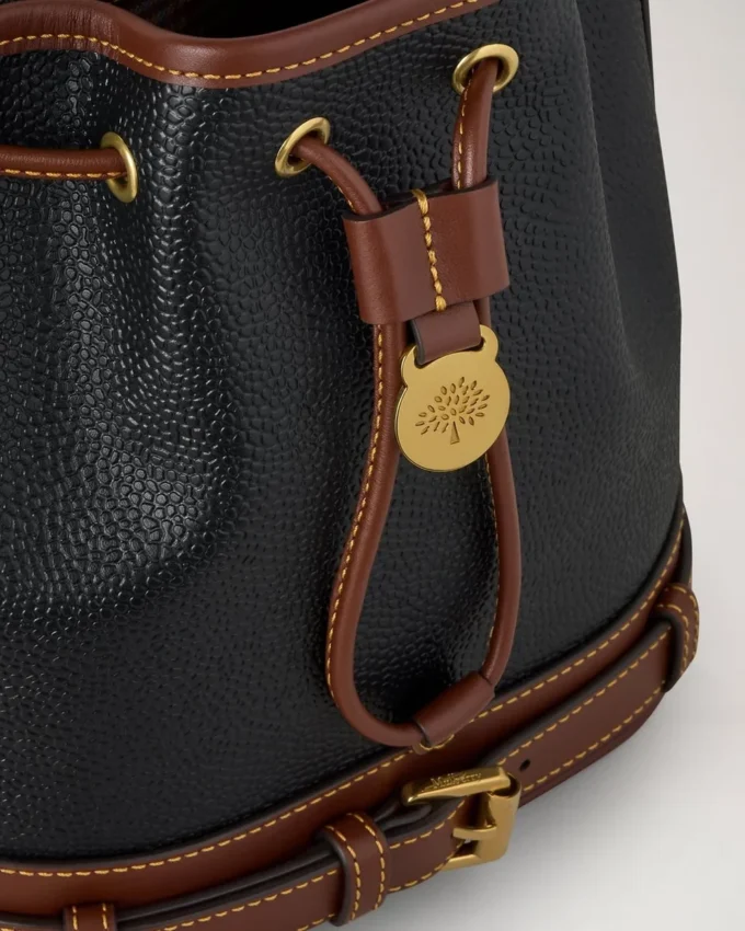 Kleine Scotchgrain-Beuteltasche Schwarz & Cognac Bio-basiertes Scotchgrain Kleine Scotchgrain-Beuteltasche Schwarz & Cognac Bio-basiertes Scotchgrain