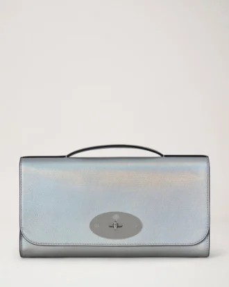 Lily Clutch aus silber-schillerndem Leder mit Eidechsenprägung