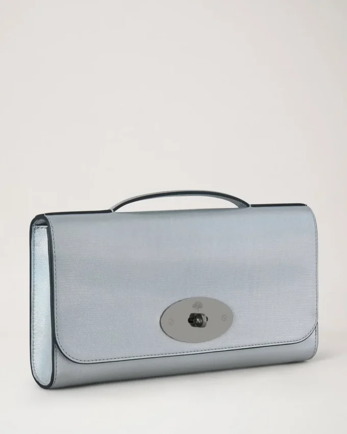 Lily Clutch aus silber-schillerndem Leder mit Eidechsenprägung Lily Clutch aus silber-schillerndem Leder mit Eidechsenprägung
