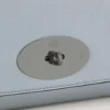 Lily Clutch aus silber-schillerndem Leder mit Eidechsenprägung Lily Clutch aus silber-schillerndem Leder mit Eidechsenprägung