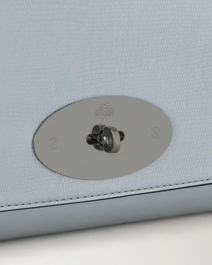 Lily Clutch aus silber-schillerndem Leder mit Eidechsenprägung Lily Clutch aus silber-schillerndem Leder mit Eidechsenprägung