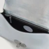 Lily Clutch aus silber-schillerndem Leder mit Eidechsenprägung Lily Clutch aus silber-schillerndem Leder mit Eidechsenprägung