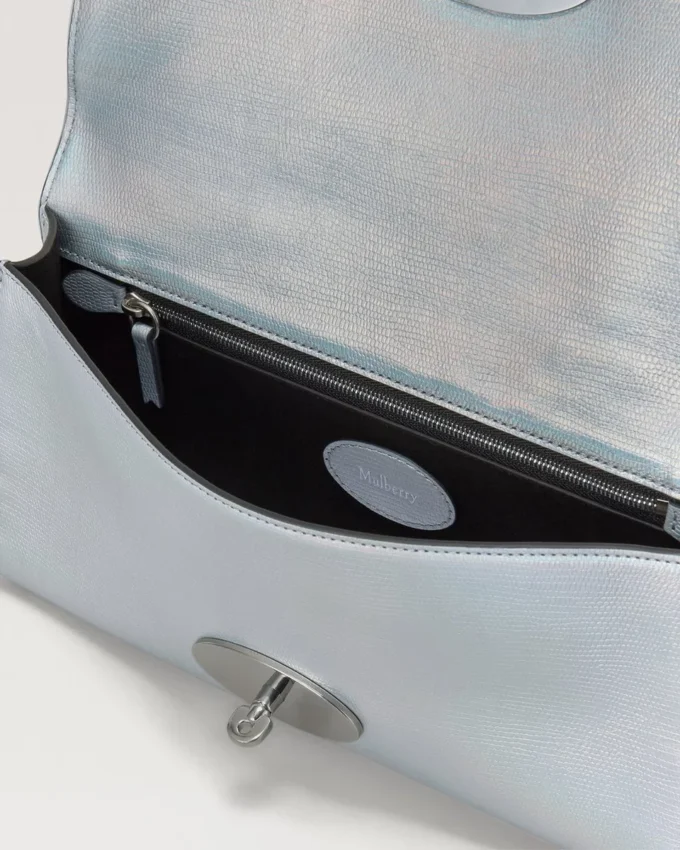 Lily Clutch aus silber-schillerndem Leder mit Eidechsenprägung Lily Clutch aus silber-schillerndem Leder mit Eidechsenprägung