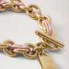 Lily Leder-Kettenarmband Medium Puderrosa Klein Klassische Narbung & vergoldeter Edelstahl Lily Leder-Kettenarmband Medium Puderrosa Klein Klassische Narbung & vergoldeter Edelstahl