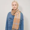 Merinowollschal mit kleinem Karomuster in Camel & Poplinblau Merinowollschal mit kleinem Karomuster in Camel & Poplinblau