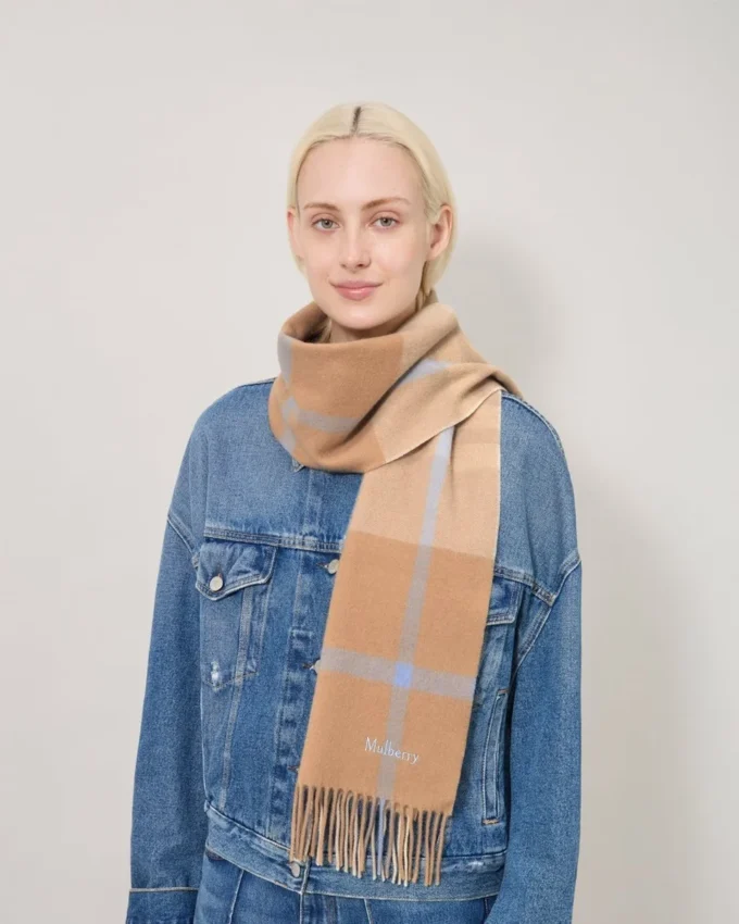 Merinowollschal mit kleinem Karomuster in Camel & Poplinblau Merinowollschal mit kleinem Karomuster in Camel & Poplinblau