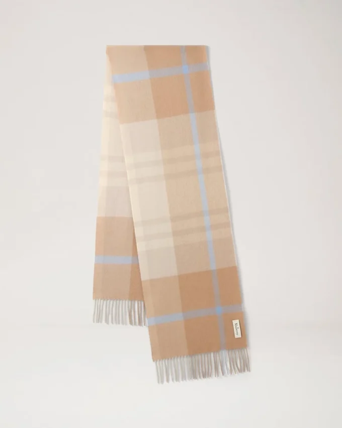 Merinowollschal mit kleinem Karomuster in Camel & Poplinblau Merinowollschal mit kleinem Karomuster in Camel & Poplinblau