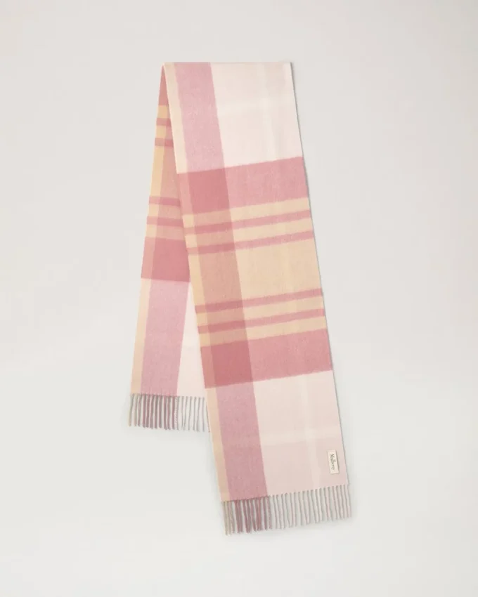 Merinowollschal mit kleinem Karomuster in Rosa, „Scrumpy & Crumpet“ Merinowollschal mit kleinem Karomuster in Rosa, „Scrumpy & Crumpet“