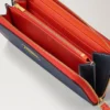 Mulberry-Plakette, Geldbörse mit 8 Kreditkartenfächern und Reißverschluss, Night Sky & Coral Orange, klein, klassisches Narbenleder Mulberry-Plakette, Geldbörse mit 8 Kreditkartenfächern und Reißverschluss, Night Sky & Coral Orange, klein, klassisches Narbenleder