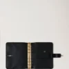 Postman’s Lock Agenda Schwarz Glänzend Small Croc Herren Postman’s Lock Agenda Schwarz Glänzend Small Croc Herren