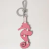 Puzzle-Schlüsselanhänger – Seepferdchen in Geranium Pink & Powder Rose, Silky Calf Puzzle-Schlüsselanhänger – Seepferdchen in Geranium Pink & Powder Rose, Silky Calf