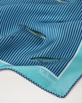 Quadratischer Schal – Angelköder Marina Blue Seidentwill Quadratischer Schal – Angelköder Marina Blue Seidentwill
