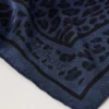 Quadratischer Schal – Leopard Night Sky Seidentwill für Damen