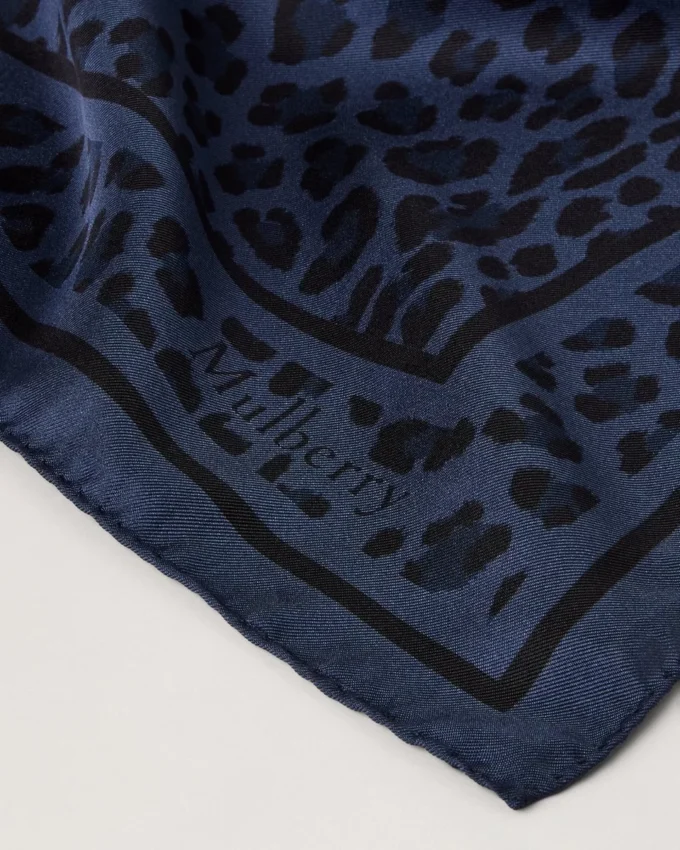 Quadratischer Schal – Leopard Night Sky Seidentwill für Damen