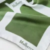 Quadratischer Schal – Mulberry-Schriftzug, Farn & Eierschalen-Seidentwill