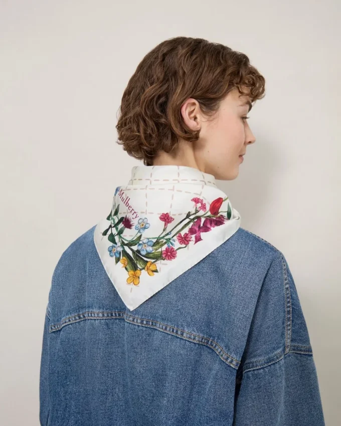 Quadratischer Schal – Wild Floral Eggshell Seidentwill für Damen Quadratischer Schal – Wild Floral Eggshell Seidentwill für Damen