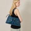 Roxanne-Umhängetasche aus blauem Hochglanzleder Roxanne-Umhängetasche aus blauem Hochglanzleder