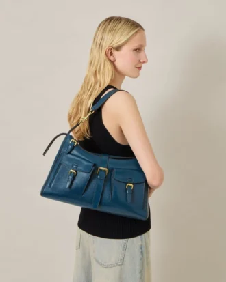 Roxanne-Umhängetasche aus blauem Hochglanzleder