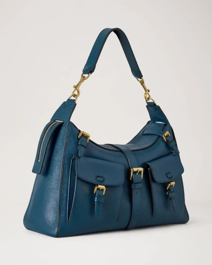 Roxanne-Umhängetasche aus blauem Hochglanzleder Roxanne-Umhängetasche aus blauem Hochglanzleder
