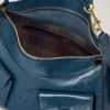 Roxanne-Umhängetasche aus blauem Hochglanzleder Roxanne-Umhängetasche aus blauem Hochglanzleder
