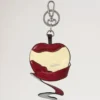 Schlüsselanhänger „Obst schälen“ – Apfel, mehrfarbig, Materialmix Schlüsselanhänger „Obst schälen“ – Apfel, mehrfarbig, Materialmix