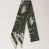 Schmaler Schal – British Park Wacholdergrün Recyceltes Polyester Schmaler Schal – British Park Wacholdergrün Recyceltes Polyester