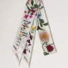 Schmaler Schal – Wildblumenmuster, Eierschalenfarbe, recyceltes Polyester Schmaler Schal – Wildblumenmuster, Eierschalenfarbe, recyceltes Polyester