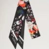 Schmaler Schal – Winterblumenmuster Schwarz Recyceltes Polyester Schmaler Schal – Winterblumenmuster Schwarz Recyceltes Polyester