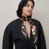 Schmaler Schal – Winterblumenmuster Schwarz Recyceltes Polyester Schmaler Schal – Winterblumenmuster Schwarz Recyceltes Polyester
