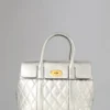 Small Bayswater aus zweiter Hand, hellsilber, gesteppt, glattes Kalbsleder Small Bayswater aus zweiter Hand, hellsilber, gesteppt, glattes Kalbsleder