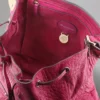 Tillie-Umhängetasche mit Kordelzug, Secondhand, Foxglove Pink, Krokodil-Nappa Tillie-Umhängetasche mit Kordelzug, Secondhand, Foxglove Pink, Krokodil-Nappa