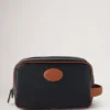 Traditioneller Kulturbeutel in Schwarz und Cognac, bedrucktes Bioveg-Scotchgrain und glattes Kalbsleder Traditioneller Kulturbeutel in Schwarz und Cognac, bedrucktes Bioveg-Scotchgrain und glattes Kalbsleder