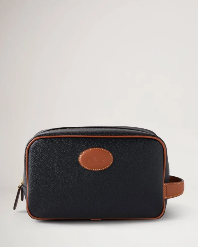 Traditioneller Kulturbeutel in Schwarz und Cognac, bedrucktes Bioveg-Scotchgrain und glattes Kalbsleder Traditioneller Kulturbeutel in Schwarz und Cognac, bedrucktes Bioveg-Scotchgrain und glattes Kalbsleder