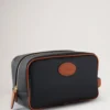 Traditioneller Kulturbeutel in Schwarz und Cognac, bedrucktes Bioveg-Scotchgrain und glattes Kalbsleder Traditioneller Kulturbeutel in Schwarz und Cognac, bedrucktes Bioveg-Scotchgrain und glattes Kalbsleder