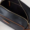 Traditioneller Kulturbeutel in Schwarz und Cognac, bedrucktes Bioveg-Scotchgrain und glattes Kalbsleder Traditioneller Kulturbeutel in Schwarz und Cognac, bedrucktes Bioveg-Scotchgrain und glattes Kalbsleder