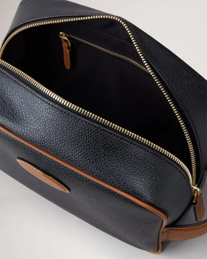 Traditioneller Kulturbeutel in Schwarz und Cognac, bedrucktes Bioveg-Scotchgrain und glattes Kalbsleder Traditioneller Kulturbeutel in Schwarz und Cognac, bedrucktes Bioveg-Scotchgrain und glattes Kalbsleder