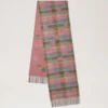 Traditioneller Schal mit Karomuster und Herzmotiven in Moosgrün und Rosa aus Scrumpy-Merinowolle Traditioneller Schal mit Karomuster und Herzmotiven in Moosgrün und Rosa aus Scrumpy-Merinowolle