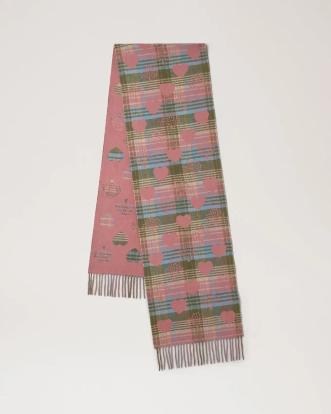 Traditioneller Schal mit Karomuster und Herzmotiven in Moosgrün und Rosa aus Scrumpy-Merinowolle Traditioneller Schal mit Karomuster und Herzmotiven in Moosgrün und Rosa aus Scrumpy-Merinowolle