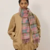 Traditioneller Schal mit Karomuster und Herzmotiven in Moosgrün und Rosa aus Scrumpy-Merinowolle Traditioneller Schal mit Karomuster und Herzmotiven in Moosgrün und Rosa aus Scrumpy-Merinowolle