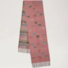 Traditioneller Schal mit Karomuster und Herzmotiven in Moosgrün und Rosa aus Scrumpy-Merinowolle Traditioneller Schal mit Karomuster und Herzmotiven in Moosgrün und Rosa aus Scrumpy-Merinowolle