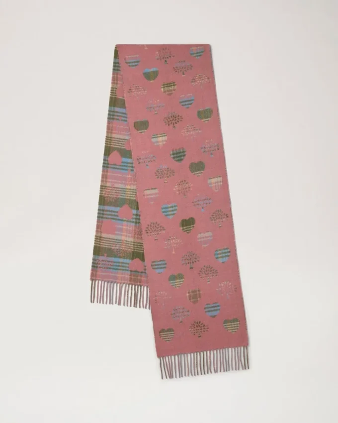Traditioneller Schal mit Karomuster und Herzmotiven in Moosgrün und Rosa aus Scrumpy-Merinowolle Traditioneller Schal mit Karomuster und Herzmotiven in Moosgrün und Rosa aus Scrumpy-Merinowolle