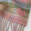 Traditioneller Schal mit Karomuster und Herzmotiven in Moosgrün und Rosa aus Scrumpy-Merinowolle Traditioneller Schal mit Karomuster und Herzmotiven in Moosgrün und Rosa aus Scrumpy-Merinowolle