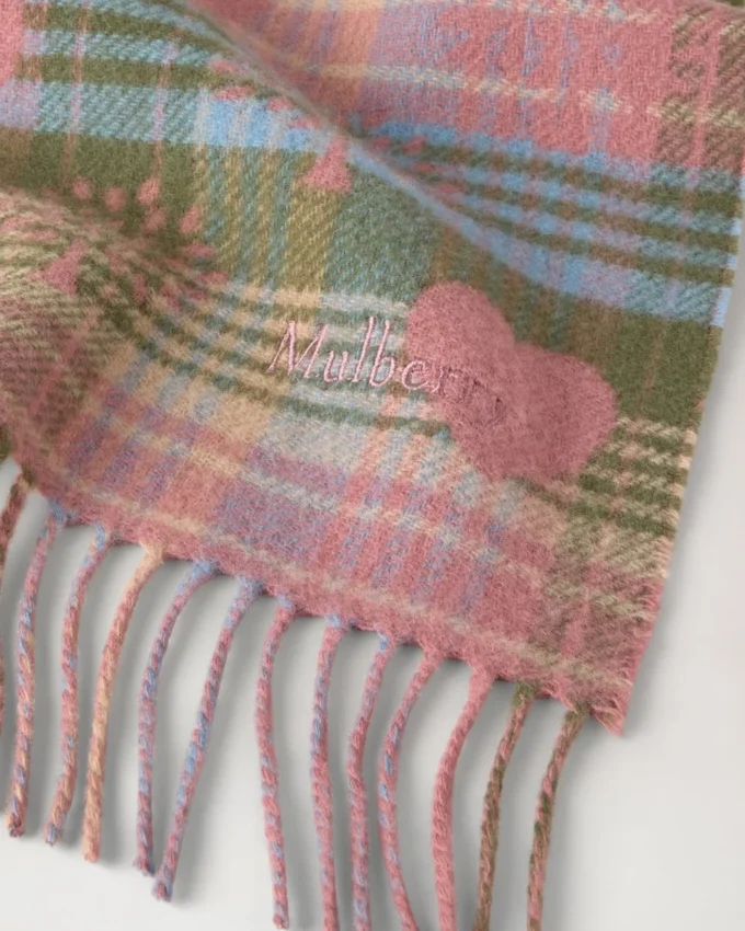 Traditioneller Schal mit Karomuster und Herzmotiven in Moosgrün und Rosa aus Scrumpy-Merinowolle Traditioneller Schal mit Karomuster und Herzmotiven in Moosgrün und Rosa aus Scrumpy-Merinowolle
