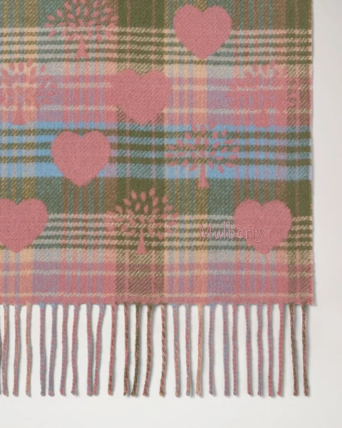 Traditioneller Schal mit Karomuster und Herzmotiven in Moosgrün und Rosa aus Scrumpy-Merinowolle Traditioneller Schal mit Karomuster und Herzmotiven in Moosgrün und Rosa aus Scrumpy-Merinowolle