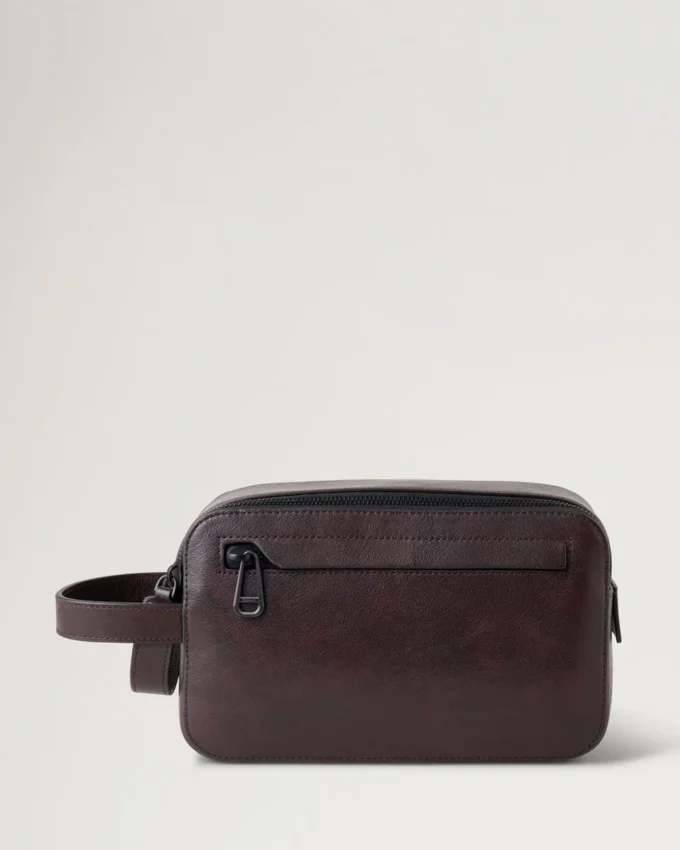 Waschbeutel mit Doppelreißverschluss aus zweifarbigem Leder in Dunkelbraun Waschbeutel mit Doppelreißverschluss aus zweifarbigem Leder in Dunkelbraun
