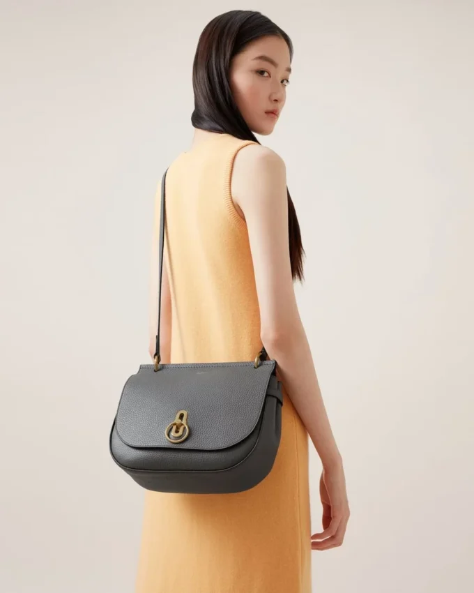 Weiche Amberley-Tasche in Anthrazit, Heavy Grain, Sustainable Icons