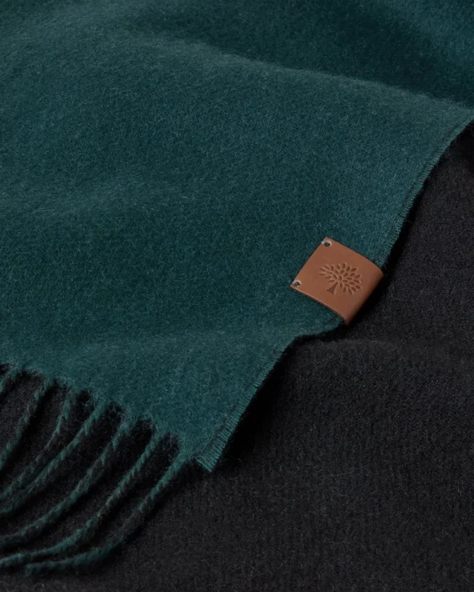 Wendbarer zweifarbiger Kaschmirschal in Mulberry Green und Schwarz Wendbarer zweifarbiger Kaschmirschal in Mulberry Green und Schwarz