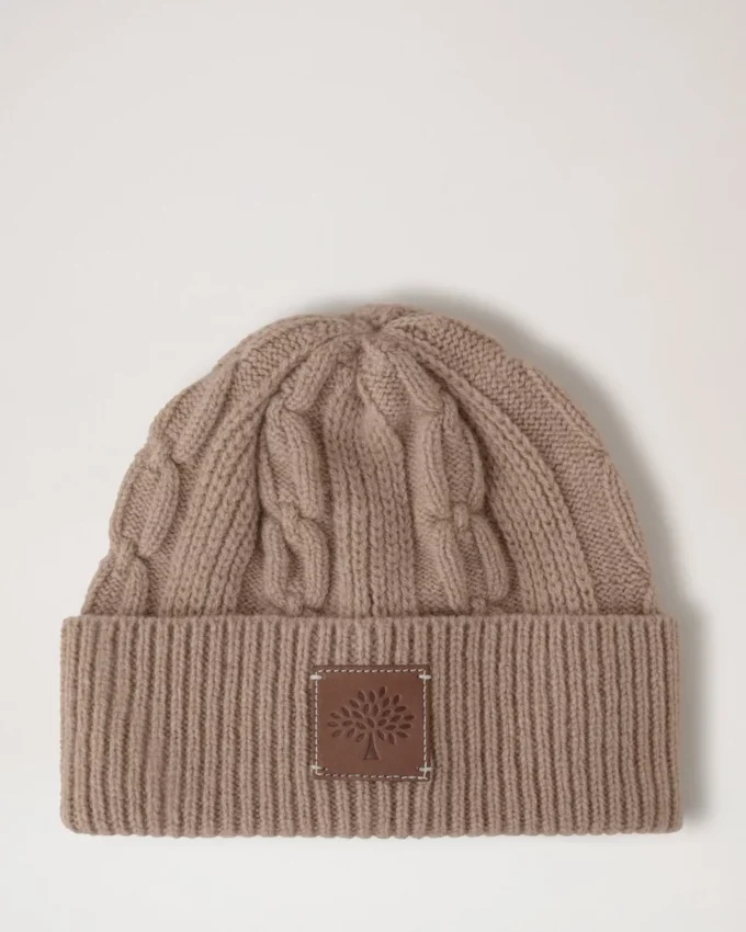 Zopfmuster-Mütze aus Lammwolle in Maple für Damen Zopfmuster-Mütze aus Lammwolle in Maple für Damen